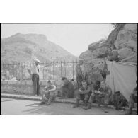 Parachutistes américains de la 1st Airborne Task Force tiennent les premières lignes situées entre Nice et Monaco.