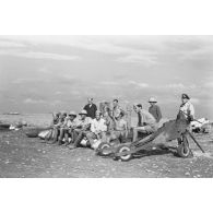 Le personnel au sol d'un Kampfgeschwader observe le décollage des bombardiers Junkers Ju-88.