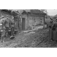 Un détachement de volontaires soviétiques incorporés dans l'armée allemande Wehrmacht lutte contre les partisans (résistants locaux).