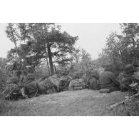 Les casques recouverts d'une moustiquaire, des fantassins de l'armée de l'air allemande dans un tranchée.