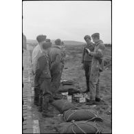 Sur le terrain d'aviation de Banak occupé par le 8./LLG 1 (Lulftlandegeschwader 1), un adjudant (Feldwebel) vérifie le paquetage des équipages de Stuka ou de planeurs DFS-230.