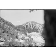 La destruction d'un pont dans le secteur de Montefalcone Nel Sannio lors de la retraite allemand du Fallschirmjäger. Regiment.3.