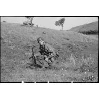 Les parachutistes allemands progressent parallèlement aux canons d'assaut italiens du Sturmgeschütz-Abteilung 242.