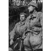 Au nord-ouest d'Anzio-Nettuno, deux parachutistes de la 4.Fallschirmjäger.Division passablement éprouvés par les combats.