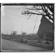 Dompierre (Somme). T.S.F. dans le village. [légende d'origine].