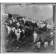 Duala. Funerailles du roi Dika-Akwa, sur le wharf. [légende d'origine]