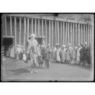 Foumban. Le sultan sortant du quartier royal. [légende d'origine]