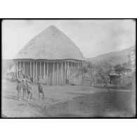 Route de Bana à Fumban. Bangou, un coin du village. [légende d'origine]