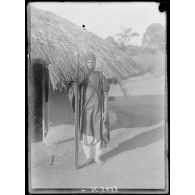 Route de Yaoundé à Yoko. Bilingé-Kombé. Costume de guerre d'un Sanaga. [légende d'origine]