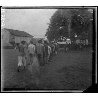 Yaundé. La cour du poste et tirailleurs. [légende d'origine]