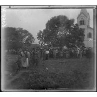 Yaundé. La mission sortie de messe. [légende d'origine]