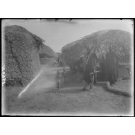 Route de Mora à Kousseri. Oulou. Coin de rue. [légende d'origine]