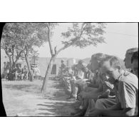 A Kastelli en Crète, un concert de musique militaire de la Luftwaffe en présence de militaires et de civils.