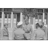 A Kastelli (Crète), un général de brigade de l'armée de terre italienne visite une exposition d'objets confectionnés par les soldats allemands.