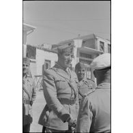 A Kastelli (Crète), un général de brigade de l'armée de terre italienne visite une exposition d'objets confectionnés par les soldats allemands.