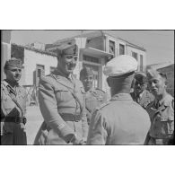 A Kastelli (Crète), un général de brigade de l'armée de terre italienne visite une exposition d'objets confectionnés par les soldats allemands.