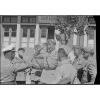 A Kastelli (Crète), un général de brigade de l'armée de terre italienne visite une exposition d'objets confectionnés par les soldats allemands.