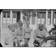 A Kastelli (Crète), un général de brigade de l'armée de terre italienne visite une exposition d'objets confectionnés par les soldats allemands.