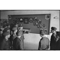 Instruction sur les instruments de bords d'un bombardiers Junkers Ju-88 au sein du II./LG1 (Lehrgeschwader 1).