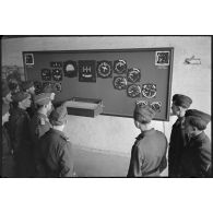 Instruction sur les instruments de bords d'un bombardiers Junkers Ju-88 au sein du II./LG1 (Lehrgeschwader 1).