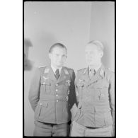 Un lieutenant de la Luftwaffe et le lieutenant Heinz Taddicken de la 22.ID (Infanterie Division).