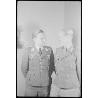 Un lieutenant de la Luftwaffe et le lieutenant Heinz Taddicken de la 22.ID (Infanterie Division).