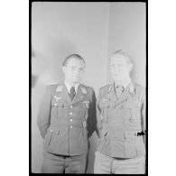 Un lieutenant de la Luftwaffe et le lieutenant Heinz Taddicken de la 22.ID (Infanterie Division).