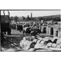 Dépôt de carburant tenu par les soldats de la 3e division d'infanterie américaine de la 7e Armée à l'arrière du front du Doubs.