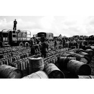 Dépôt de carburant tenu par les soldats de la 3e division d'infanterie américaine de la 7e Armée à l'arrière du front du Doubs.