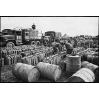 Dépôt de carburant tenu par les soldats de la 3e division d'infanterie américaine de la 7e Armée à l'arrière du front du Doubs.