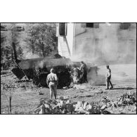 Une automitrailleuse semi-chenillée allemande Sd.Kfz 251 vient de sauter sur une mine dans le village de Cornimont.