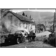 Une automitrailleuse semi-chenillée allemande Sd.Kfz 251 vient de sauter sur une mine dans le village de Cornimont.