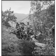 Mortiers de 81 mm en batterie servis par les hommes du 6e RTM (régiment de tirailleurs marocains) pendant les combats du Haut-du-Faing.