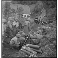 Mortiers de 81 mm en batterie servis par les hommes du 6e RTM (régiment de tirailleurs marocains) pendant les combats du Haut-du-Faing.