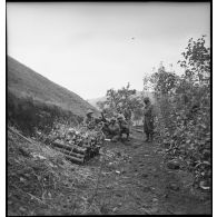 Mortiers de 81 mm en batterie servis par les hommes du 6e RTM (régiment de tirailleurs marocains) pendant les combats du Haut-du-Faing.