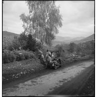 Motocycliste sur une Harley-Davidson, armé d'une carabine M1 américaine, servant d'agent de liaison pour le 2e RD (régiment de dragons) dans le secteur du Haut-du-Faing.