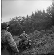 Motocycliste sur une Harley-Davidson, armé d'une carabine M1 américaine, servant d'agent de liaison pour le 2e RD (régiment de dragons) dans le secteur du Haut-du-Faing.