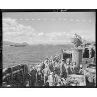 Légionnaires du 1er REC (régiment étranger de cavalerie) et du RMLE (régiment de marche de la Légion étrangère) approchant, à bord d'un bâtiment LST, du port de Marseille.