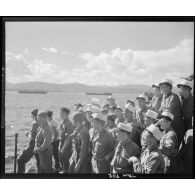 Légionnaires du 1er REC (régiment étranger de cavalerie) et du RMLE (régiment de marche de la Légion étrangère) approchant du port de Marseille à bord d'un bâtiment LST.