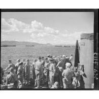 Légionnaires du 1er REC (régiment étranger de cavalerie) et du RMLE (régiment de marche de la Légion étrangère) approchant du port de Marseille à bord d'un bâtiment LST.