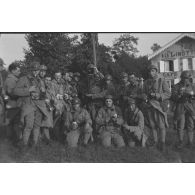 [Villers-lès-Nancy, années 1930. Photographie de groupe de sapeurs du 18e régiment du génie devant le restaurant "A la linotte des bois"].