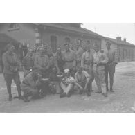 [France, années 1930. Photographie de groupe de sapeurs du 18e régiment du génie dans une caserne].