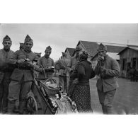 [France, années 1930. Repas de sapeurs du 18e régiment du génie].