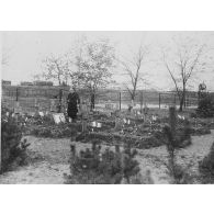 Mme H. Lagrue de Lewandowisz parmi les tombes des réfractaires, au camp disciplinaire de Kobjercyn (Pologne) [...]. [légende publiée en 1949]