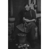 [Trèves (Allemagne), 1940-1945. La corvée de pluches dans les cuisines du stalag XII-D].