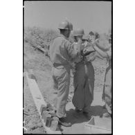 En Sicile, dans le secteur d'Augusta (côte est de l'île), des parachutistes de la 1.Fallschirmjäger-Division reçoivent des vivres (boîtes de conserve, cigarettes et pain noir).