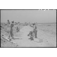 En Sicile, dans le secteur d'Augusta (côte est de l'île), des parachutistes de la 1.Fallschirmjäger-Division reçoivent des vivres (boîtes de conserve, cigarettes et pain noir).