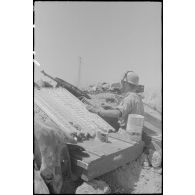 Un sous-officier parachutiste allemand en position sur la route sur la route d'Adrano.