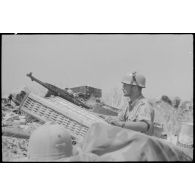 Un sous-officier parachutiste allemand en position sur la route sur la route d'Adrano.