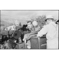 En Crète, des artilleurs de la 3e batterie du I.FlaK-Regiment.23 s'activent autour d'un télémètre (Kommandogerät 40).